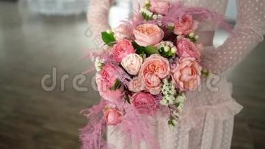 新娘手中的一束玫瑰和珊瑚色的珠宝。